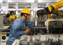 “95后”進(jìn)廠：人生不是軌道，而是曠野